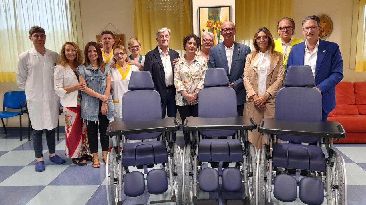Il Lions Club ha donato carrozzine geriatriche