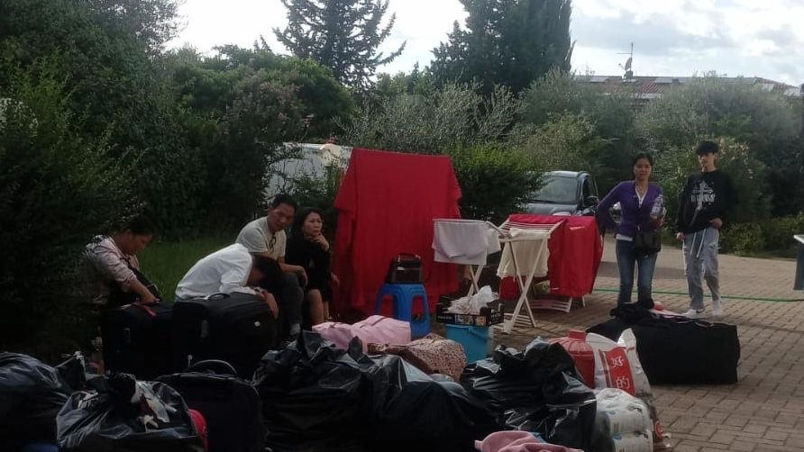 Le famiglie nel cortile con i mobili delle case e del laboratorio accatastati A destra, Massimiliano Pacini, protagonista della protesta Le famiglie nel cortile con i mobili delle case e del laboratorio accatastati A destra, Massimiliano Pacini, protagonista della protesta