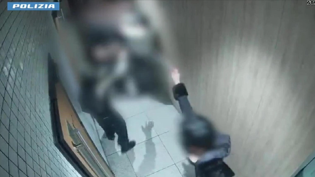 Indagati fermati da ragazza, ha spruzzato spray al peperoncino Indagati fermati da ragazza, ha spruzzato spray al peperoncino