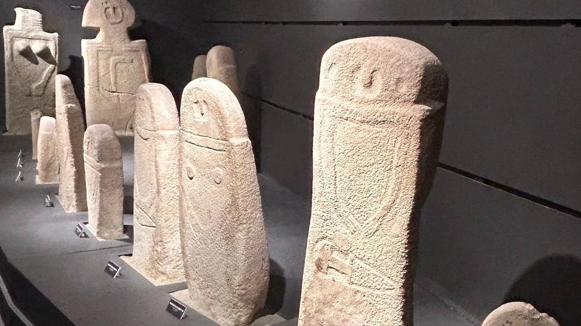 Le statue stele conservate nel castello