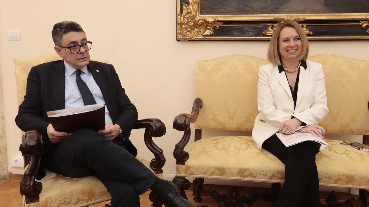 Il rettore dell’Università degli studi Roberto Di Pietra con la prorettrice Donata Medaglini, commenta l’innovazione delle borse Erasmus anche per tra atenei italiani. Siena è tra le 24 università. in prima fila Il rettore dell’Università degli studi Roberto Di Pietra con la prorettrice Donata Medaglini, commenta l’innovazione delle borse Erasmus anche per tra atenei italiani. Siena è tra le 24 università. in prima fila