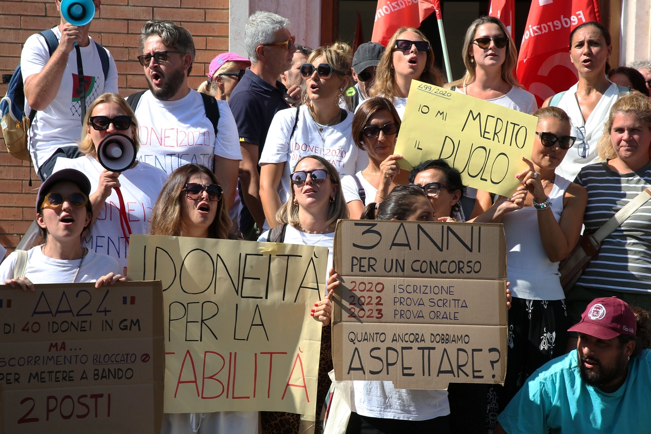 Firenze, protesta docenti precari davanti all'Ufficio Scolastico regionale di via Mannelli (Foto Marco Mori/New Press Photo)