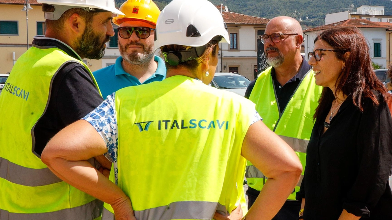 Due ipotesi allo studio: struttura carrabile, che consuma suolo, o una più agile passerella pedonale. Viabilità da rivalutare così come l’assetto della piazza: sono i risultati del sopralluogo post alluvione. Due ipotesi allo studio: struttura carrabile, che consuma suolo, o una più agile passerella pedonale. Viabilità da rivalutare così come l’assetto della piazza: sono i risultati del sopralluogo post alluvione.