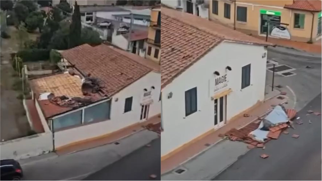 Il tetto scoperchiato dal vento in via Manganaro a Portoferraio