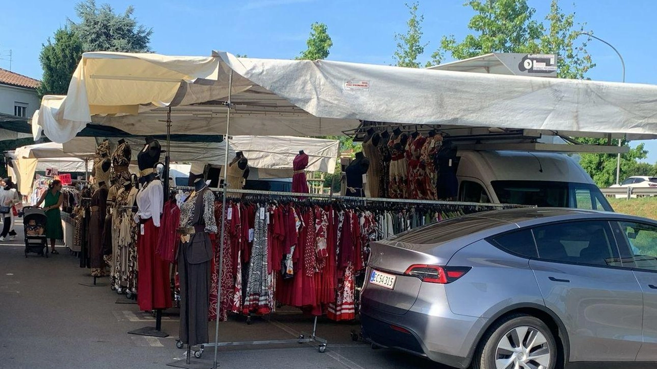 Una delle auto in sosta negli spazi degli ambulanti in piazzale Don Baroni Una delle auto in sosta negli spazi degli ambulanti in piazzale Don Baroni