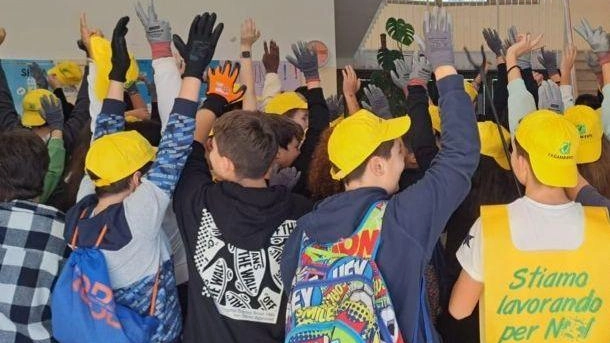 Gli studenti della scuola elementare insieme ai propri docenti hanno aderito all’iniziativa ‘Puliamo il Mondo’ Gli studenti della scuola elementare insieme ai propri docenti hanno aderito all’iniziativa ‘Puliamo il Mondo’