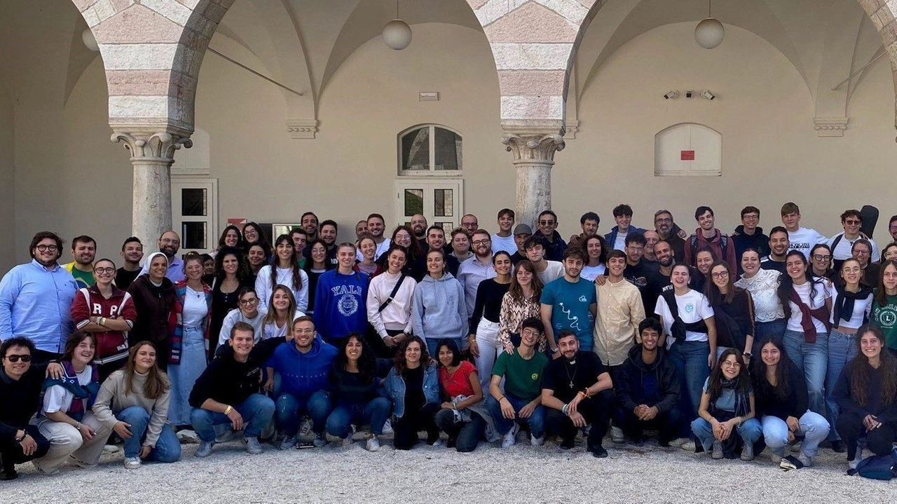La "Missione Giovani 2024" si svolgerà in vari luoghi frequentati dai giovani, con momenti di preghiera, adorazione eucaristica, catechesi e celebrazioni, culminando il 27 ottobre con la Messa presieduta dall'Arcivescovo. La "Missione Giovani 2024" si svolgerà in vari luoghi frequentati dai giovani, con momenti di preghiera, adorazione eucaristica, catechesi e celebrazioni, culminando il 27 ottobre con la Messa presieduta dall'Arcivescovo.