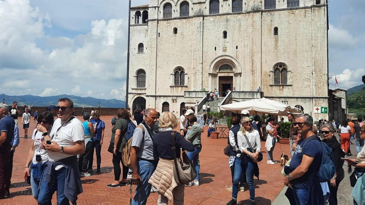 Tanti turisti in Piazza Grande