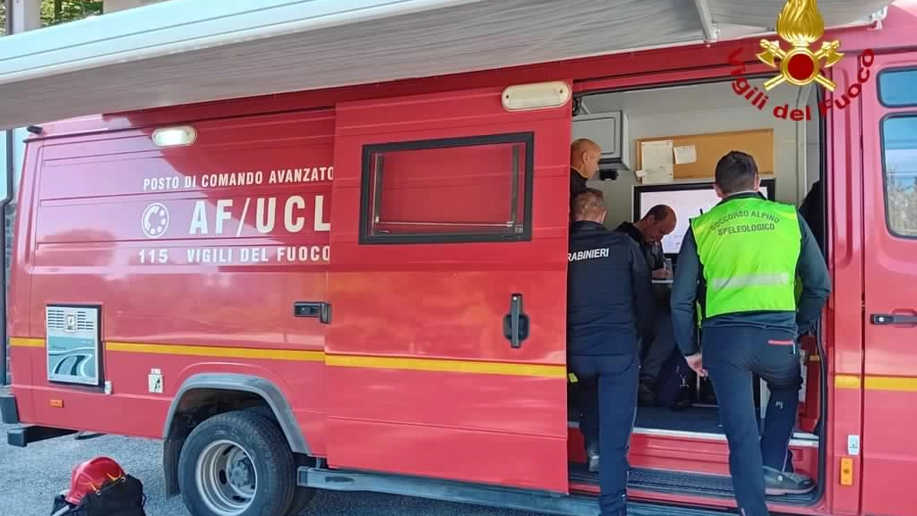 I vigili del fuoco impegnati nella ricerca dell'uomo disperso nei boschi I vigili del fuoco impegnati nella ricerca dell'uomo disperso nei boschi