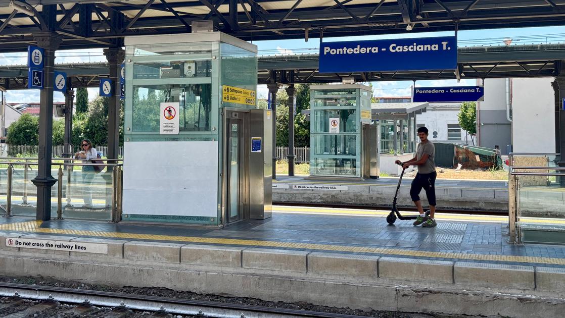 Disabile bloccata al binario. “Ascensori fuori uso, aiutata dai pompieri” Disabile bloccata al binario. “Ascensori fuori uso, aiutata dai pompieri”