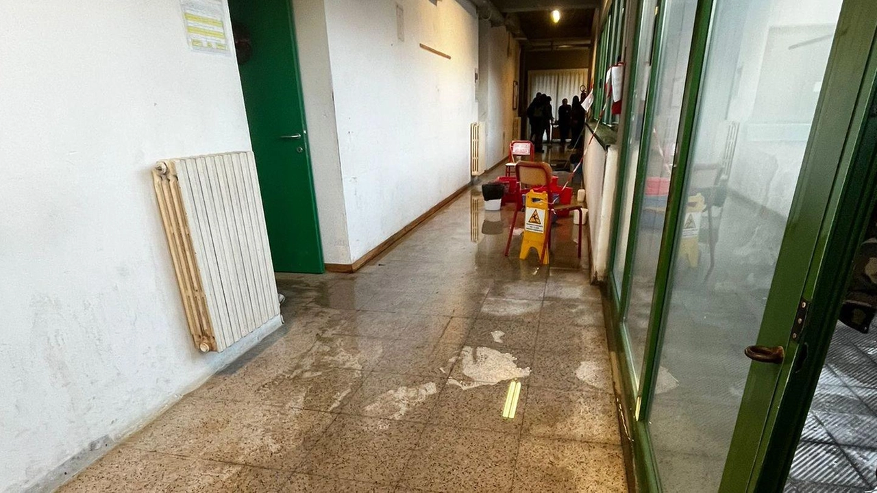 Il corridoio allagato al De Franceschi–Pacinotti, sede di via Dalmazia Il corridoio allagato al De Franceschi–Pacinotti, sede di via Dalmazia