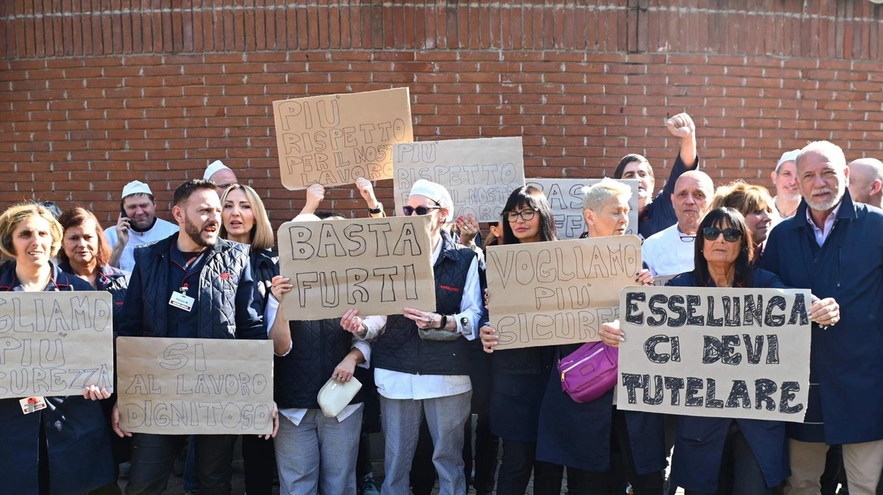 La protesta davanti all'Esselunga di via Canova a Firenze (foto Marco Mori/New Press Photo)