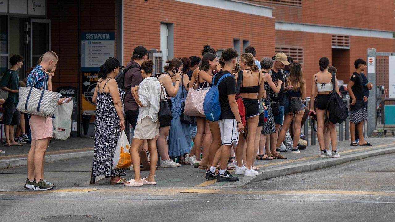Il nostro viaggio insieme ai tantissimi giovani che raggiungono il litorale con i mezzi pubblici "L’ultimo è sempre pieno, e sono costretta a chiamare mia madre anche molto tardi". Il nostro viaggio insieme ai tantissimi giovani che raggiungono il litorale con i mezzi pubblici "L’ultimo è sempre pieno, e sono costretta a chiamare mia madre anche molto tardi".