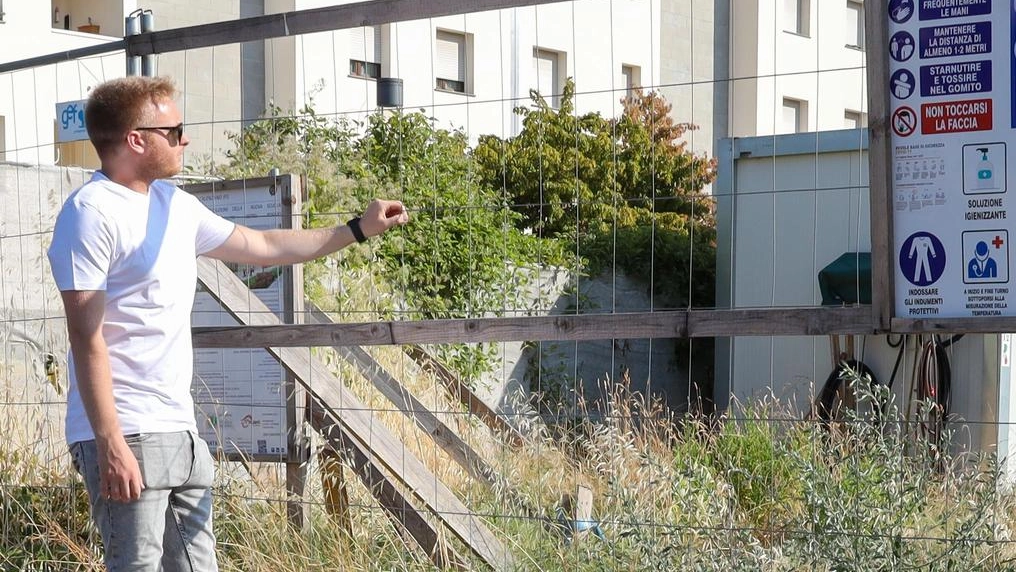 Il cantiere della nuova scuola fermo da anni con proteste per materiali edili abbandonati e degrado Il cantiere della nuova scuola fermo da anni con proteste per materiali edili abbandonati e degrado