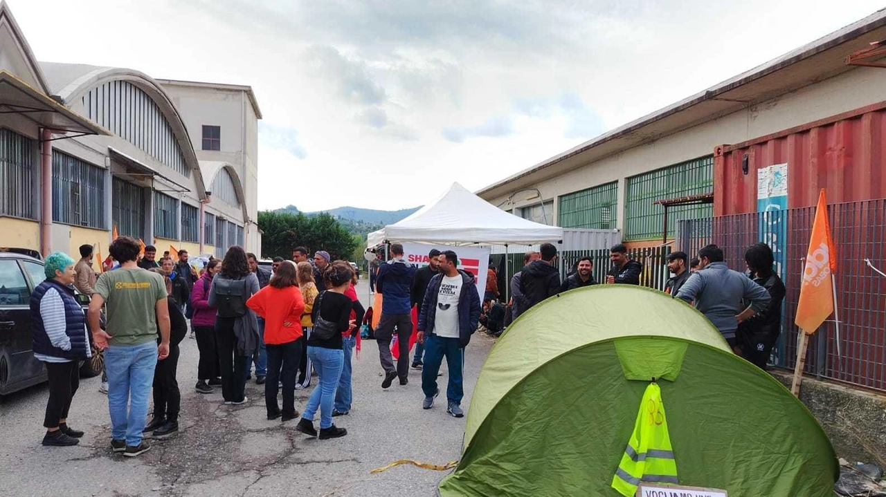 L’allestimento di uno dei picchetti di fronte ad una delle aziende in cui è in corso da ieri lo stato di agitazione dei lavoratori L’allestimento di uno dei picchetti di fronte ad una delle aziende in cui è in corso da ieri lo stato di agitazione dei lavoratori