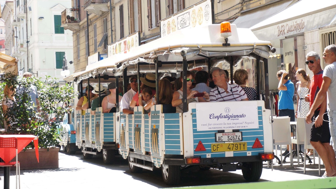 Un trenino carico di turisti attraversa via Prione (. foto d’archivio Un trenino carico di turisti attraversa via Prione (. foto d’archivio