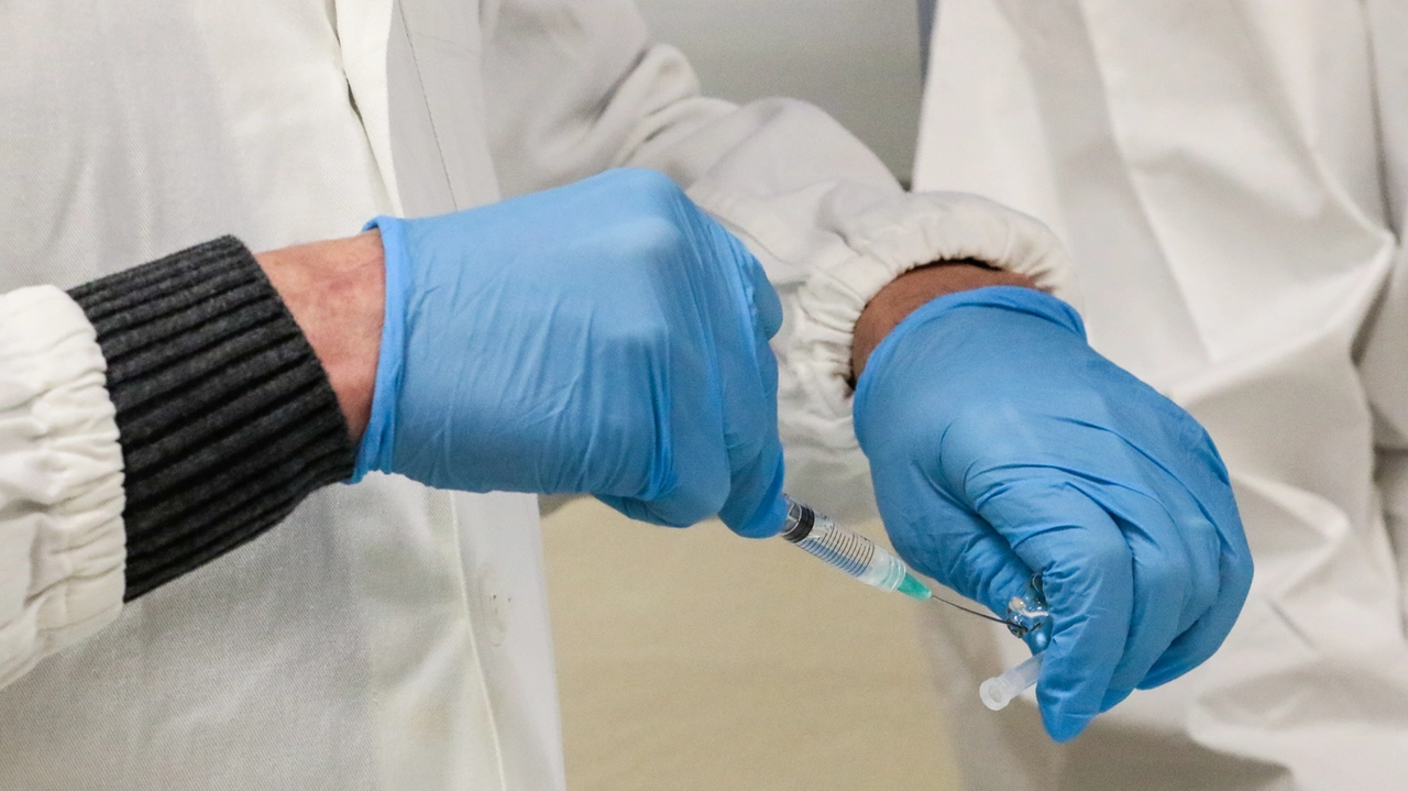 Personale sanitario somministra un farmaco in una foto di repertorio. Si indaga sulla morte di un uomo Personale sanitario somministra un farmaco in una foto di repertorio. Si indaga sulla morte di un uomo