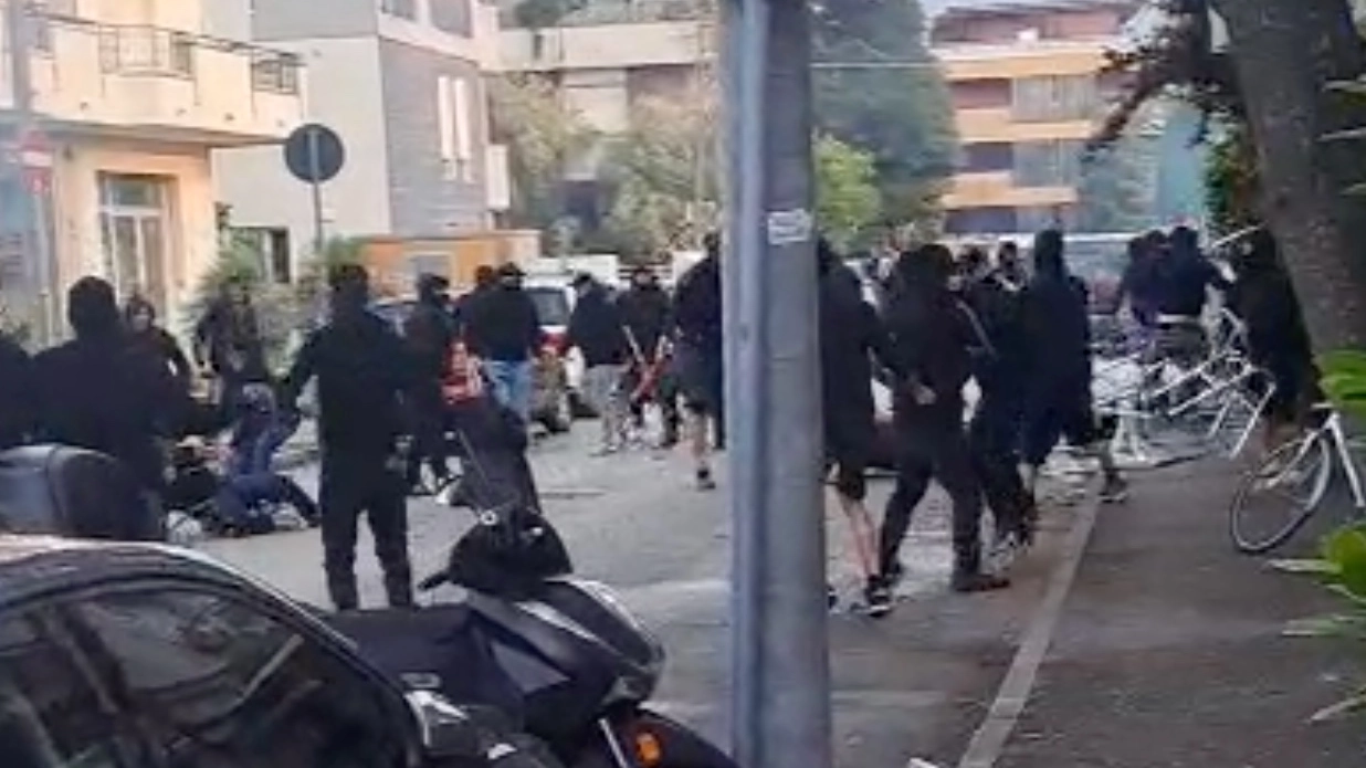 Un'immagine di scontri tra ultras (foto di repertorio)