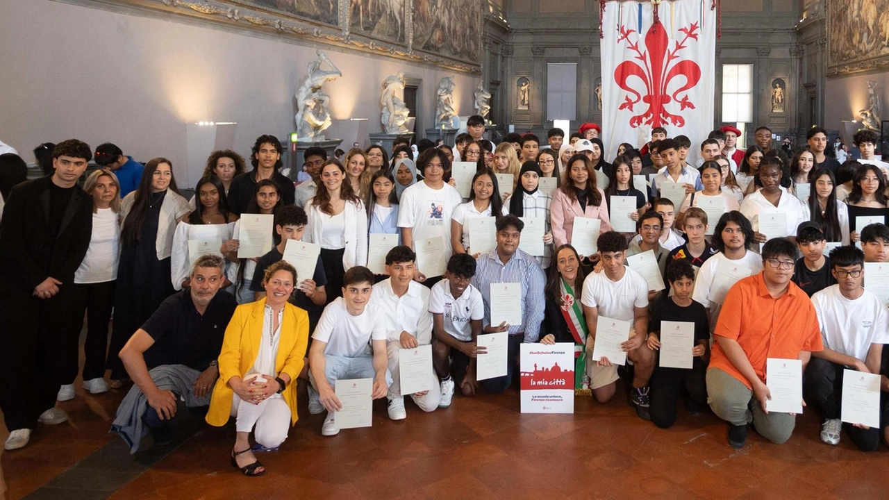 Attestati a bimbi e ragazzi con famiglie di origine straniera: frequentano le scuole e molti sono nati qui. La sindaca: "Per noi siete tutti italiani e fiorentini". Draghi (FdI): "È soltanto un gioco d’illusione". Attestati a bimbi e ragazzi con famiglie di origine straniera: frequentano le scuole e molti sono nati qui. La sindaca: "Per noi siete tutti italiani e fiorentini". Draghi (FdI): "È soltanto un gioco d’illusione".