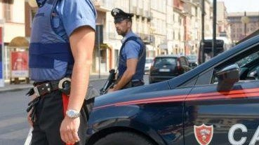 Giovane arrestato dai carabinieri dopo avere seminato il panico in un market e per averli minacciati con una spranga e poi picchiati