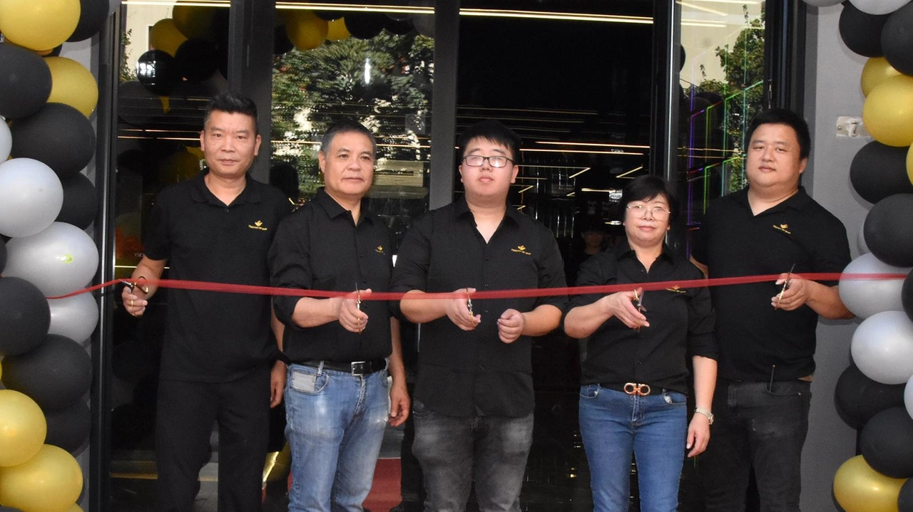 Taglio del nastro per "La Fabbrica dei Gusti" il maxi ristorante che è stato inaugurato ieri in zona stazione, nell’ex... Taglio del nastro per "La Fabbrica dei Gusti" il maxi ristorante che è stato inaugurato ieri in zona stazione, nell’ex...
