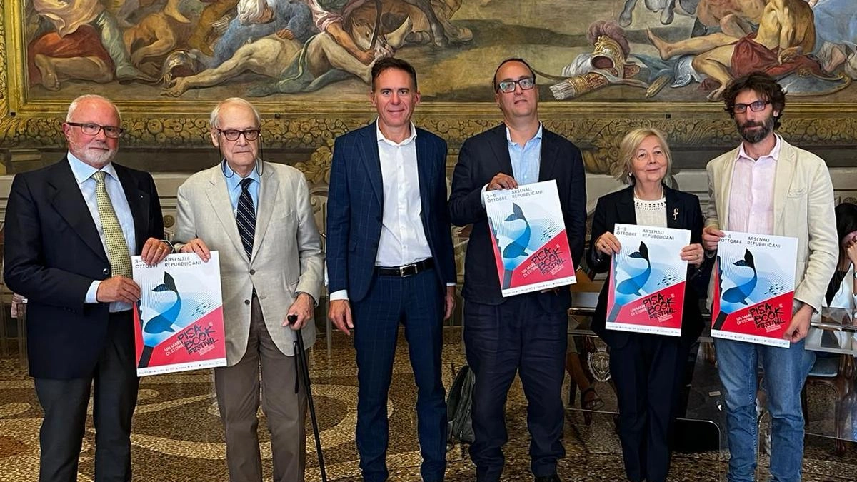 Il sindaco Michele Conti, l’assessore Filippo Bedini e gli organizzatori del «Pisa Book Festival» Il sindaco Michele Conti, l’assessore Filippo Bedini e gli organizzatori del «Pisa Book Festival»
