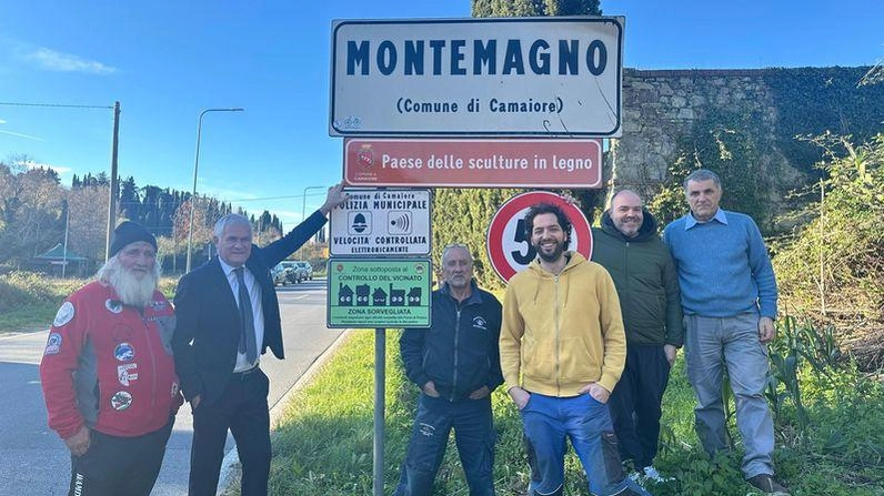Le autorità e gli abitanti del borgo di fronte alla nuova indicazione stradale
