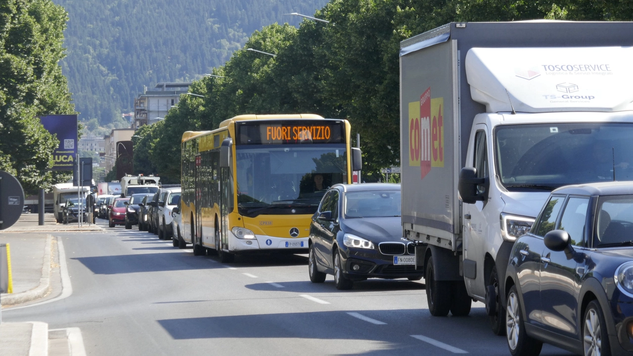 Caos traffico a Prato a causa di un incidente sul ponte Lama (Foto Attalmi)