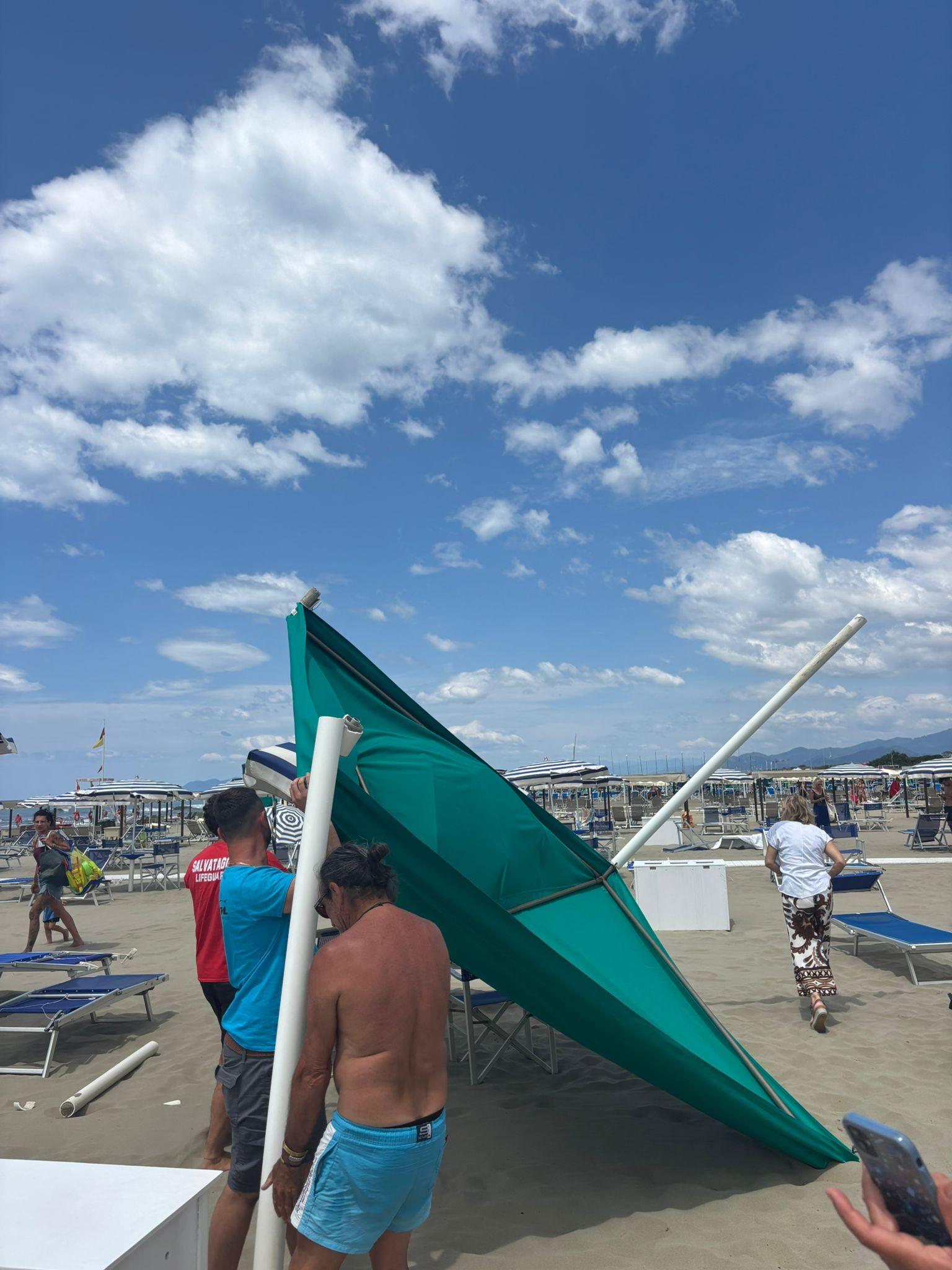 Tromba d’aria in spiaggia a Fiumetto, tende spezzate e ombrelloni volati fino a 20 metri Tromba d’aria in spiaggia a Fiumetto, tende spezzate e ombrelloni volati fino a 20 metri