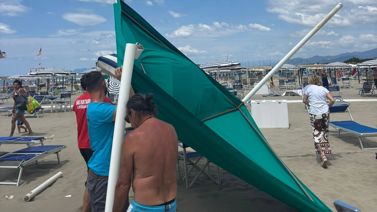 Il personale del bagno “Liù” di Fiumetto mentre sistema una delle tende spezzate dalla furia del vento