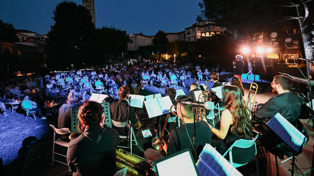 Tre notti (dal 2 al 4 luglio) a Palazzo Pfanner. Ci saranno anche Stefano Fresi e Peppe Servillo. Tre notti (dal 2 al 4 luglio) a Palazzo Pfanner. Ci saranno anche Stefano Fresi e Peppe Servillo.
