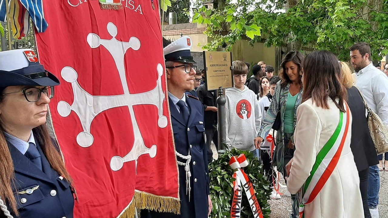 La corona deposta dal comune di Pisa La corona deposta dal comune di Pisa