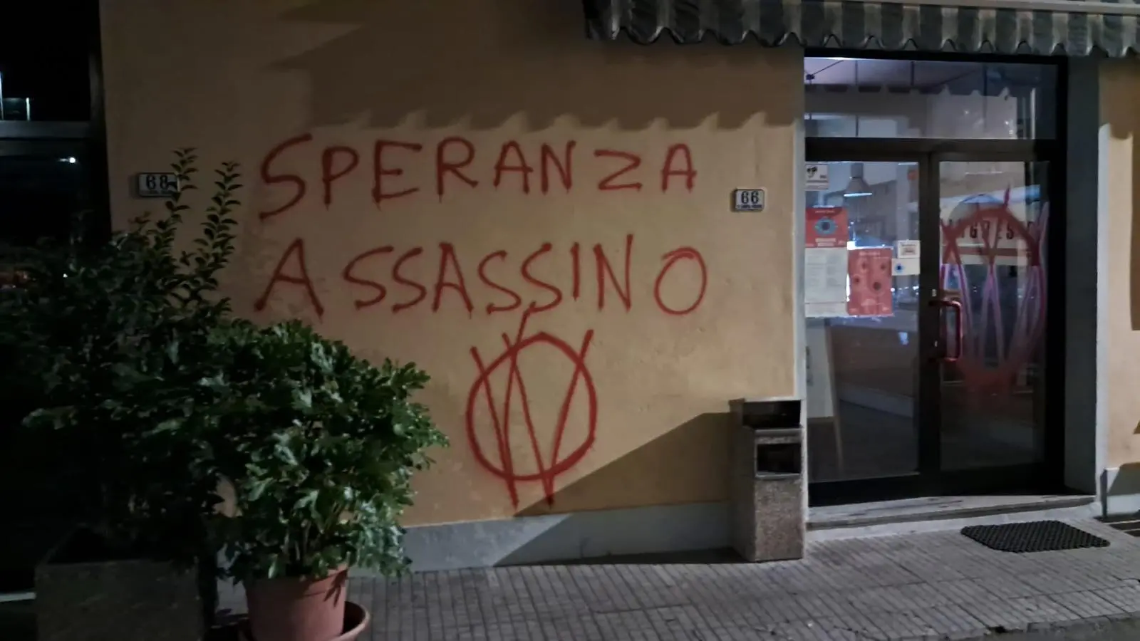 Sfregio al Circolo di Candeglia: arriva l’ex ministro Speranza, scritte no vax sui muri