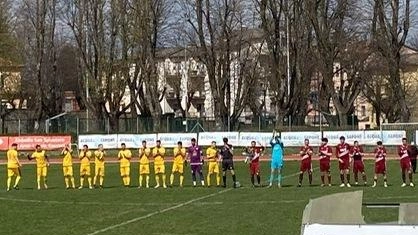 L’applauso in campo. per Roberta, la donna di 48 anni morta in clinica ad Arezzo. Sulle tribune anche figlio e. marito che se n’è andato prima della fine dell’incontro Osservato anche un minuto di silenzio, grande commozione