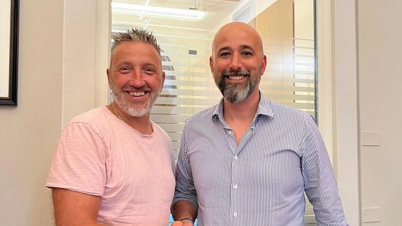 La stretta ufficiale tra i due presidenti a suggello dell’accordo tra Bcl e Chiesina La stretta ufficiale tra i due presidenti a suggello dell’accordo tra Bcl e Chiesina