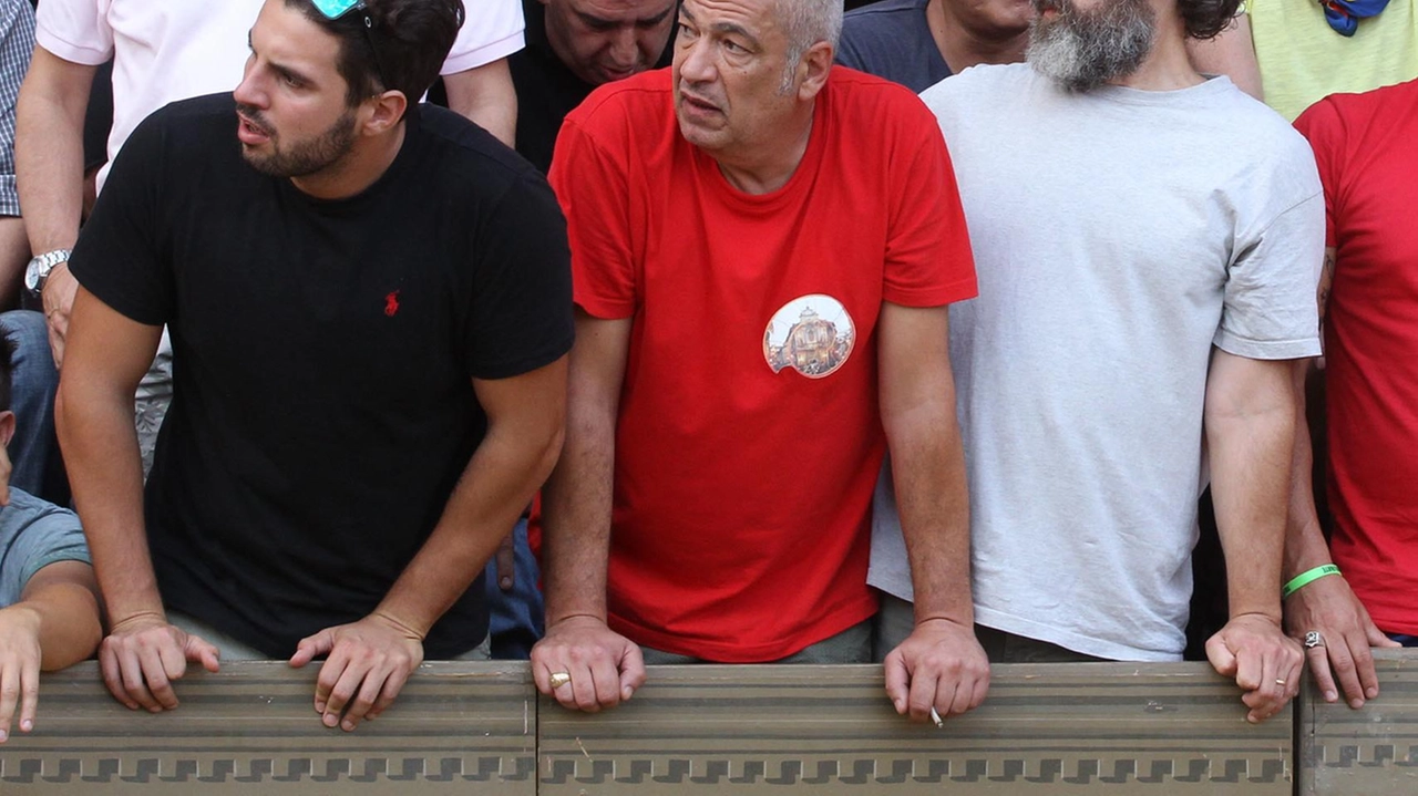 A Siena i prezzi dei palchi per il Palio restano elevati, con cifre che vanno dai 150 ai 390 euro. Collaborazioni gratuite confermate per l'evento del 16 agosto. A Siena i prezzi dei palchi per il Palio restano elevati, con cifre che vanno dai 150 ai 390 euro. Collaborazioni gratuite confermate per l'evento del 16 agosto.