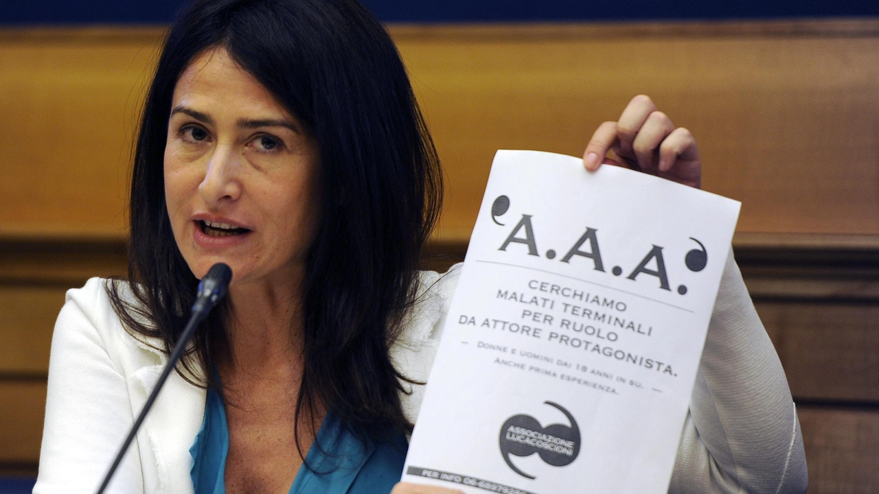 L'avvocata Filomena Gallo, Segretaria nazionale dell’associazione Luca Coscioni, nella sala stampa di Montecitorio mostra il cartello "AAA Malati terminali cercasi" per sensibilizzare sul tema dell'eutanasia (Foto Ansa) L'avvocata Filomena Gallo, Segretaria nazionale dell’associazione Luca Coscioni, nella sala stampa di Montecitorio mostra il cartello "AAA Malati terminali cercasi" per sensibilizzare sul tema dell'eutanasia (Foto Ansa)