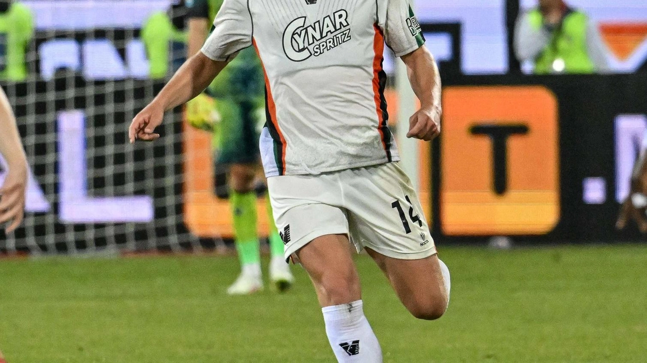 Hans Nicolussi Caviglia, classe 2000, ha disputato una buona stagione con la maglia del Venezia che alla fine lo ha riscattato dalla Juventus Hans Nicolussi Caviglia, classe 2000, ha disputato una buona stagione con la maglia del Venezia che alla fine lo ha riscattato dalla Juventus