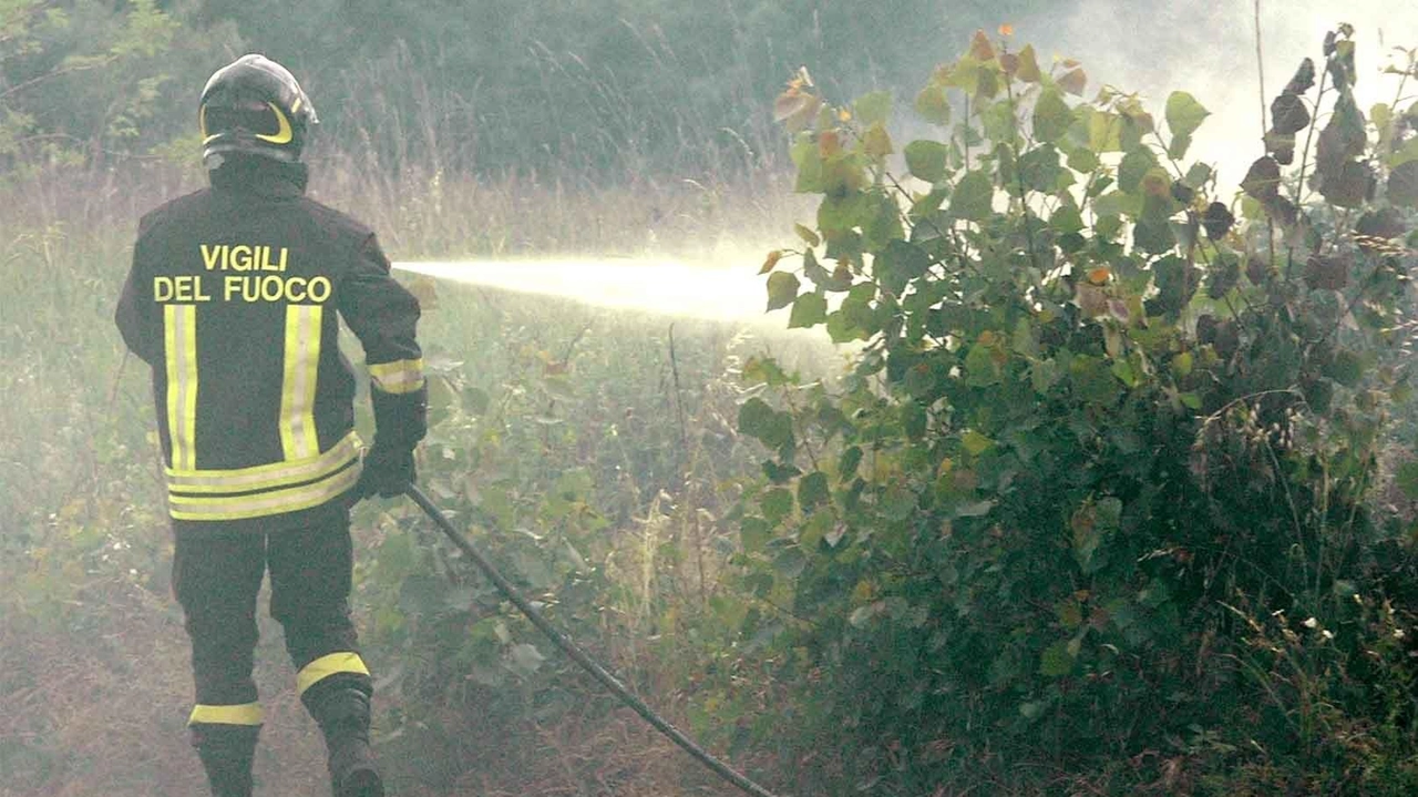Incendio a Lastra a Signa in un campo con 4mila pannelli solari. Intervento dei vigili del fuoco per spegnere le fiamme. Situazione sotto controllo, ma il rischio incendi resta alto. Incendio a Lastra a Signa in un campo con 4mila pannelli solari. Intervento dei vigili del fuoco per spegnere le fiamme. Situazione sotto controllo, ma il rischio incendi resta alto.