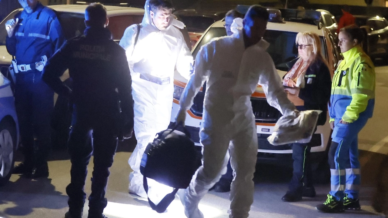 I rilievi della scientifica della polizia a Oratoio: le indagini sono della squadra mobile (. foto Del Punta per Valtriani