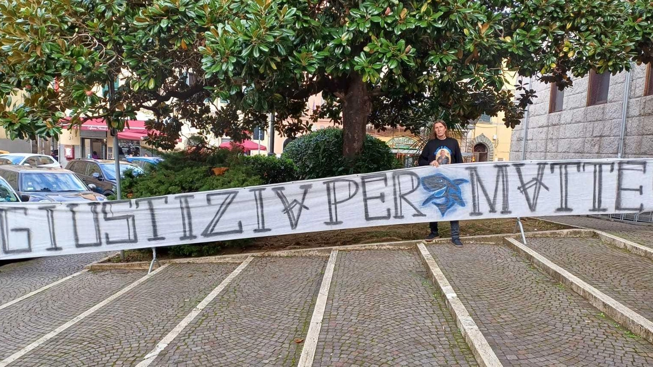 Uno striscione davanti al tribunale di Pisa in occasione dell’udienza