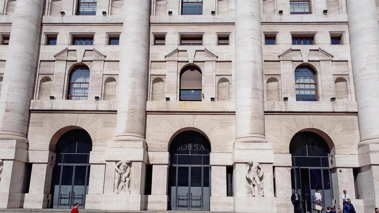 Piazza Affari in calo dopo l'attacco di Israele all'Iran: Ftse Mib scende dell'1,28%, spread Btp-Bund a 95 punti. Piazza Affari in calo dopo l'attacco di Israele all'Iran: Ftse Mib scende dell'1,28%, spread Btp-Bund a 95 punti.