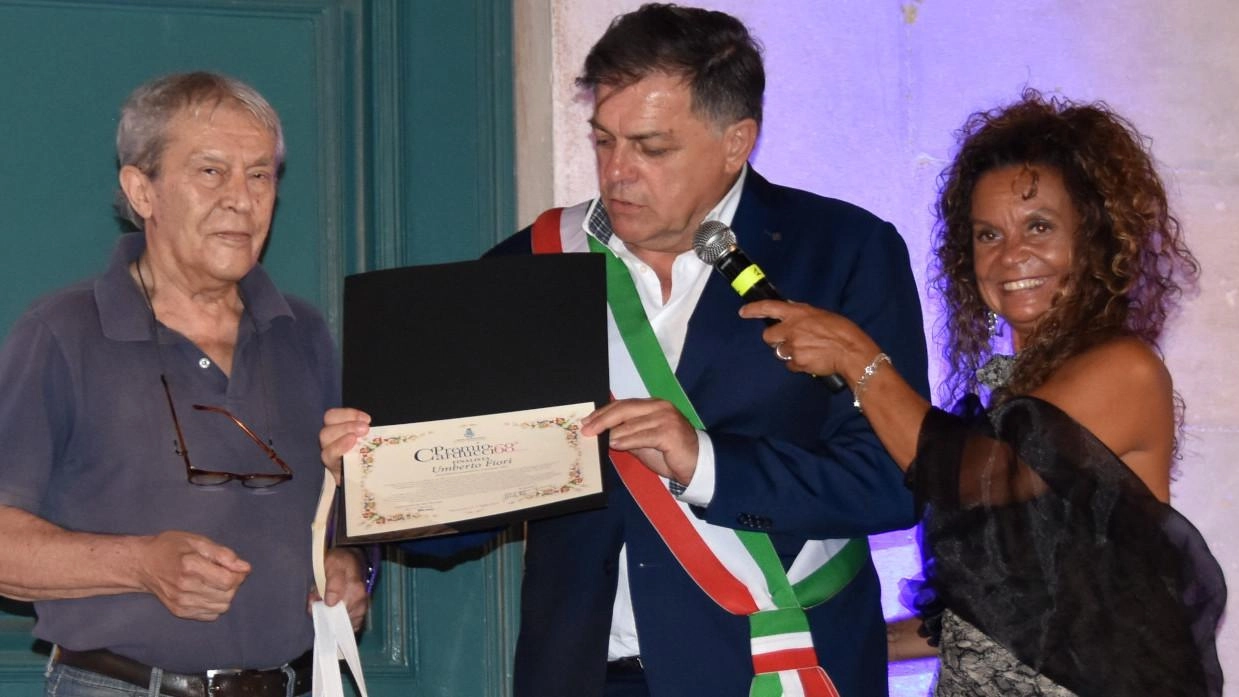 Il vincitore del 2024 Umberto Fiori con il sindaco Giovannetti e la presidente Cipriani Il vincitore del 2024 Umberto Fiori con il sindaco Giovannetti e la presidente Cipriani