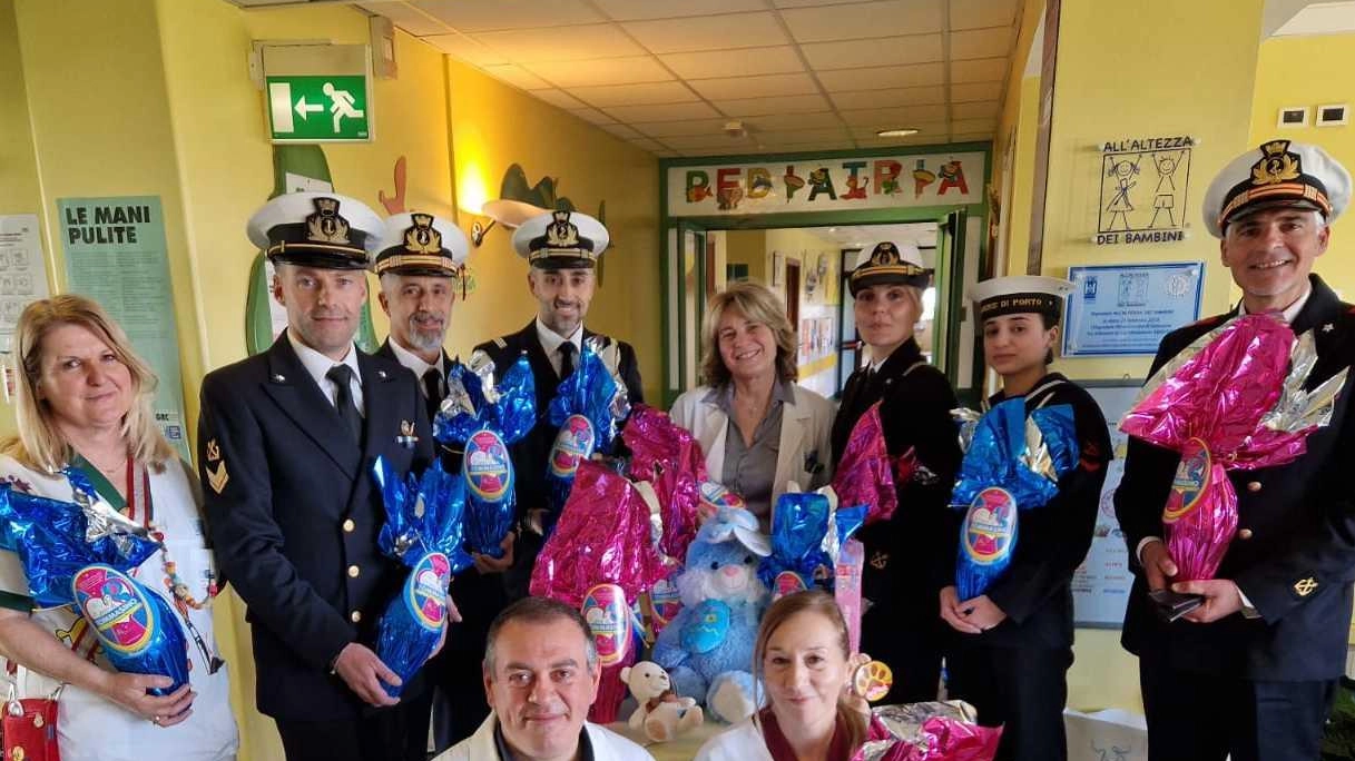 La Guardia Costiera di Porto Santo Stefano porta doni ai bambini dell'ospedale Misericordia di Grosseto, regalando uova di Pasqua e giochi per portare gioia e sostegno al reparto pediatrico. La direttrice ringrazia per la generosità e il gesto di affetto.