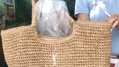 La borsa contraffatta acquistata per 50 euro che è stata sequestrata dai vigili urbani del Forte a una turista tedesca La borsa contraffatta acquistata per 50 euro che è stata sequestrata dai vigili urbani del Forte a una turista tedesca