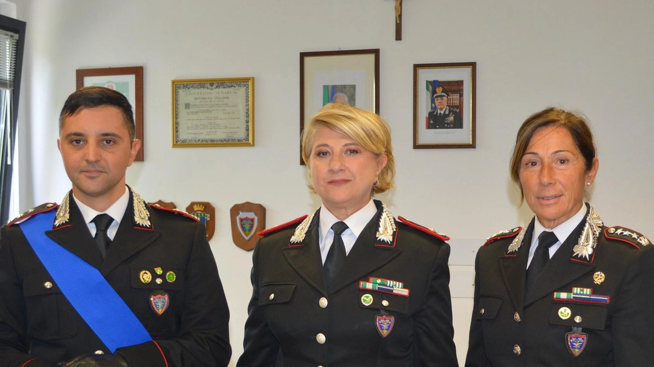 Il Generale Gagliardi visita il Gruppo Carabinieri Forestale di Siena, sottolineando l'importanza del controllo del territorio per la protezione dell'ambiente. Presentato il nuovo Comandante del Nipaf, Luigi Melfi, con un background accademico e professionale di rilievo. Il Generale Gagliardi visita il Gruppo Carabinieri Forestale di Siena, sottolineando l'importanza del controllo del territorio per la protezione dell'ambiente. Presentato il nuovo Comandante del Nipaf, Luigi Melfi, con un background accademico e professionale di rilievo.