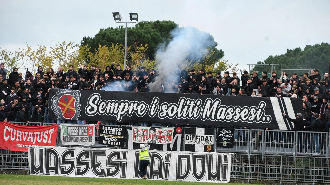 I tifosi della Massese grandi porotagonisti nel derby contro il Viareggio (. Foto Nizza I tifosi della Massese grandi porotagonisti nel derby contro il Viareggio (. Foto Nizza