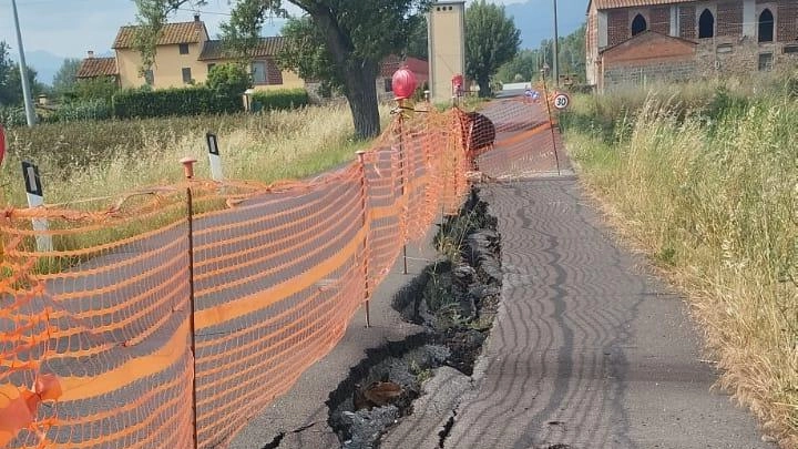 Lo sprofondamento dell’asfalto interessa due tratti, prima e dopo la torre dello Spada, con il manto stradale che è sprofondato per almeno 10 centimetri Lo sprofondamento dell’asfalto interessa due tratti, prima e dopo la torre dello Spada, con il manto stradale che è sprofondato per almeno 10 centimetri
