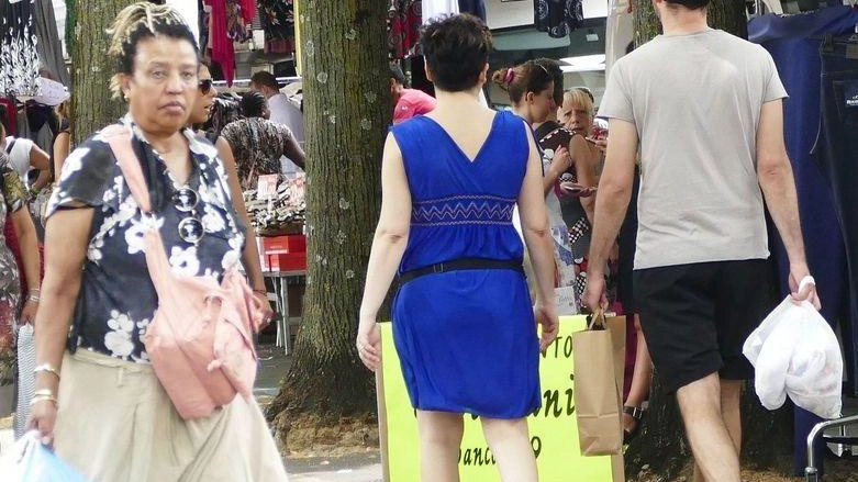 A Prato, la riqualificazione della Piazza del Mercato Nuovo si integra con il progetto di rigenerazione dell'area del Fabbricone, finanziato con fondi europei e comunali. Un intervento che mira a migliorare la sicurezza, l'accessibilità e l'immagine della città, con la creazione di spazi verdi e collegamenti pedonali. A Prato, la riqualificazione della Piazza del Mercato Nuovo si integra con il progetto di rigenerazione dell'area del Fabbricone, finanziato con fondi europei e comunali. Un intervento che mira a migliorare la sicurezza, l'accessibilità e l'immagine della città, con la creazione di spazi verdi e collegamenti pedonali.