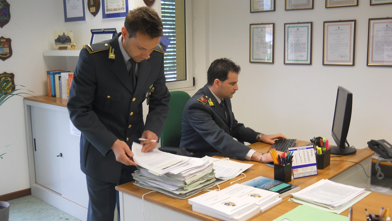 Gli uomini della Guardia di Finanza impegnati in un'indagine contro le frodi edilizie (Foto di repertorio)